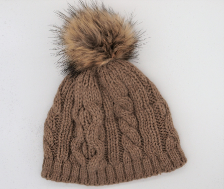 Gebeana Damen Strick-Mütze beige Fell-Bommel Kunstfell, made in Germany