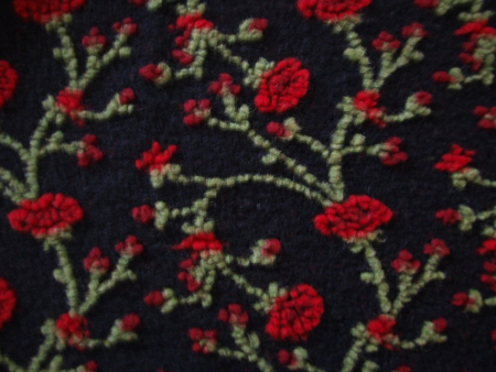 Neu eingetroffen Musterwalk Blumen rot auf schwarz Walkloden Italien