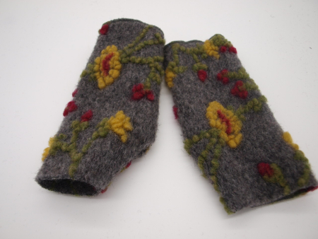 Preview: STULPEN Blumen gelb auf grau HANDGEFERTIGT mit Daumenloch