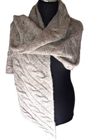 Preview: Dreieckstuch Zopfmuster Strick von Gebeana beige 120x170cm