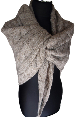 Preview: Dreieckstuch Zopfmuster Strick von Gebeana beige 120x170cm
