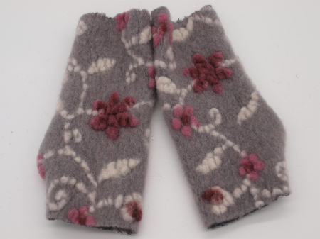 STULPEN BLUMEN rosa und rot auf hellgrau HANDGEFERTIGT mit Daumenloch