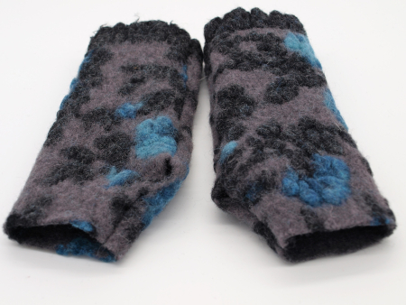 STULPEN BLUMEN TÜRKIS AUF ANTHRAZIT HANDGEFERTIGT mit Daumenloch