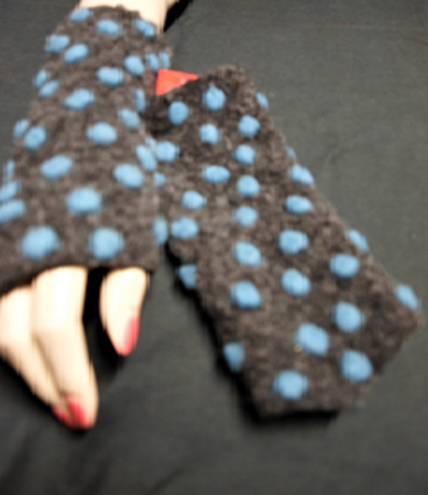 STULPEN GRAU MIT  PUNKTEN TÜRKIS HANDGEFERTIGT