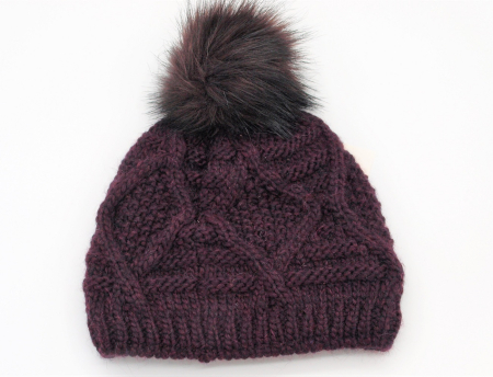 Gebeana Damen Strick-Mütze aubergine Fell-Bommel Kunstfell, made in Germany