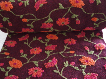 Preview: Ganz Neu Winter 2026/27 Musterwalk Blumen auf bordeaux Walkstoff Italien gemustert Walkloden
