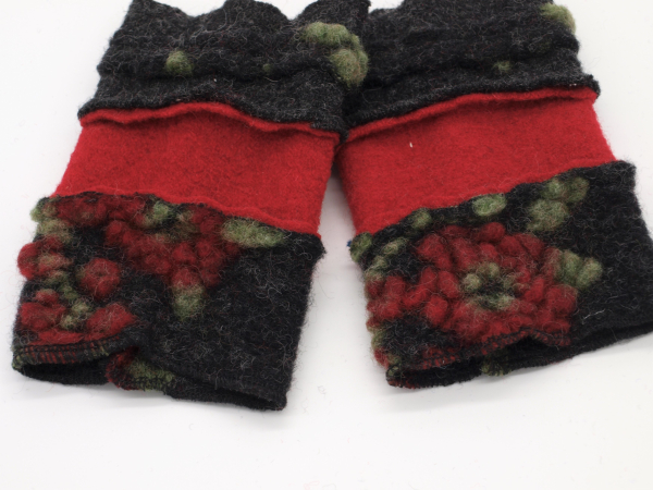 Stulpen Pulswärmer Unikat Blumen rot auf anthrazit