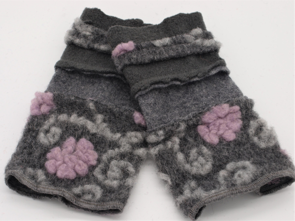 Winter Stulpen Pulswärmer Unikat Blumen rosa auf grau