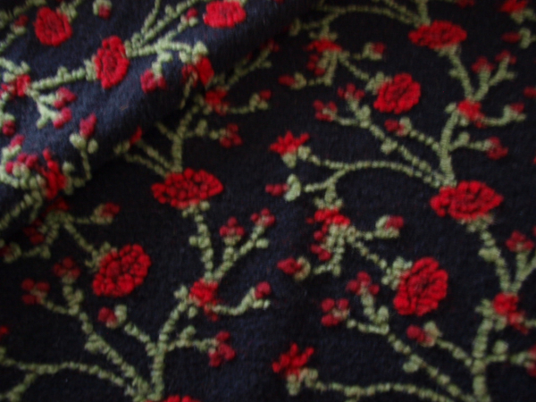 Neu eingetroffen Musterwalk Blumen rot auf schwarz Walkloden Italien