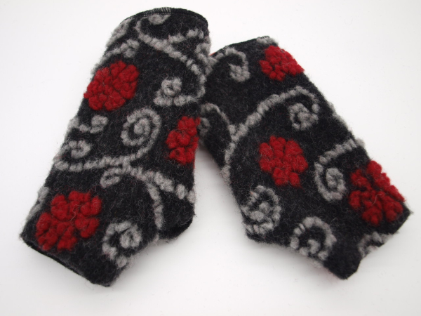 STULPEN BLUMEN ROT AUF ANTHRAZIT HANDGEFERTIGT mit Daumenloch