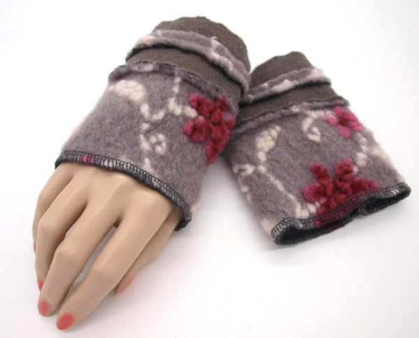 Stulpen Pulswärmer Unikat Blumen rosa rot auf hellgrau