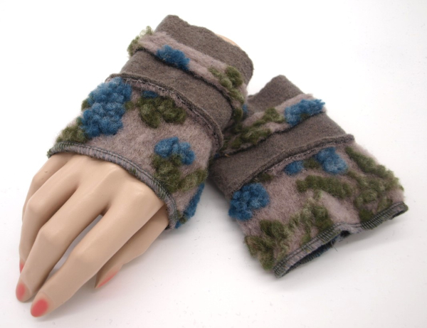 Stulpen Pulswärmer Unikat Blumen blau auf beige kurz