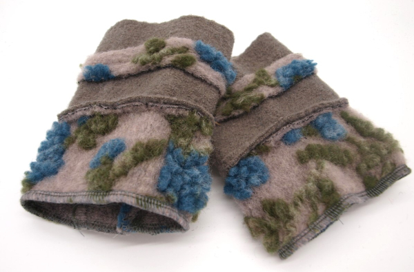 Stulpen Pulswärmer Unikat Blumen blau auf beige kurz