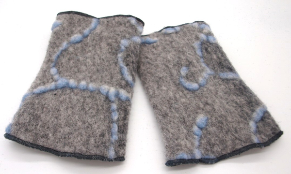 STULPEN Linien hellblau auf grau HANDGEFERTIGT