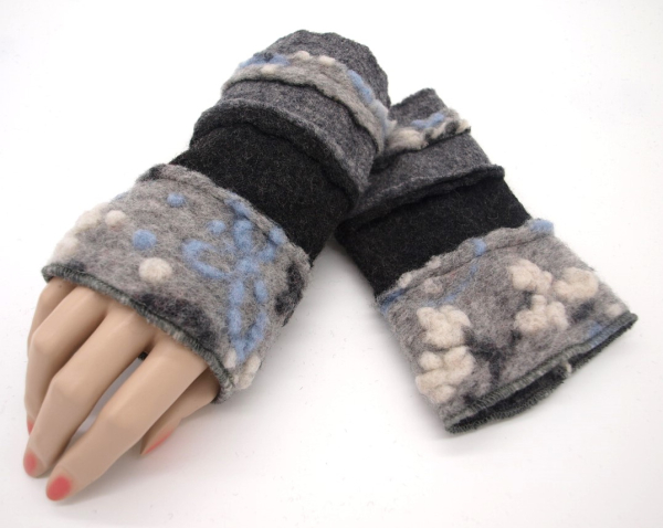 Stulpen Pulswärmer Unikat Blumen grau hellblau