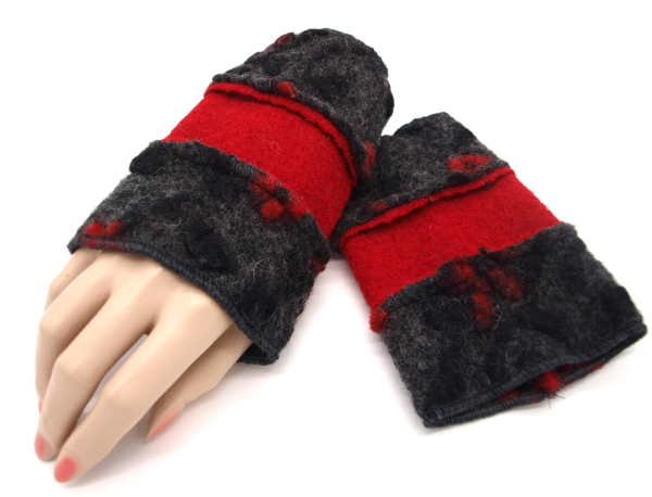 Winter Stulpen Pulswärmer Unikat Blumen rot auf anthrazit