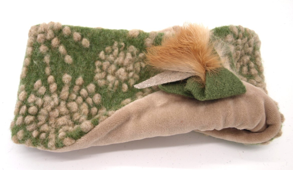 STIRNBAND Strahlen beige auf grün. Blume abnehmbar