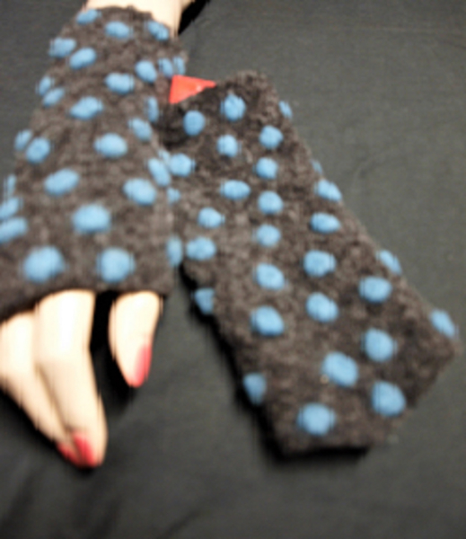 STULPEN GRAU MIT  PUNKTEN TÜRKIS HANDGEFERTIGT