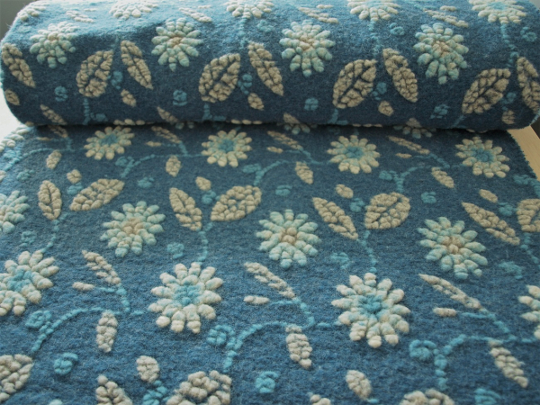 Ganz Neu Winter 2026/27 Musterwalk Blumen weiß auf hellblau Walkstoff Italien gemustert Walkloden