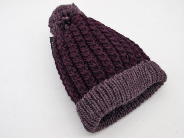 Damen Strick-Mütze lila Bommel Strick