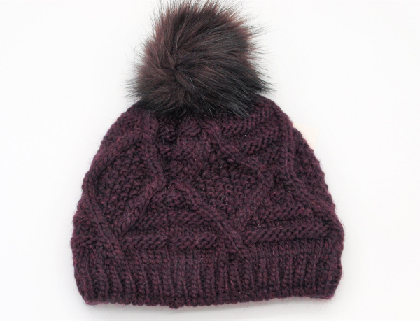 Gebeana Damen Strick-Mütze aubergine Fell-Bommel Kunstfell, made in Germany